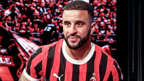 Kyle Walker com a camisa do Milan