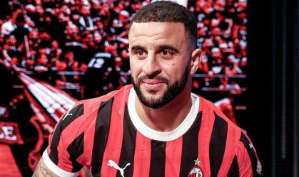 Kyle Walker com a camisa do Milan