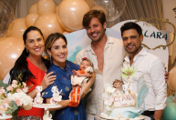 Com Wanessa e Dado, Zezé Di Camargo e Graciele celebram 1º mês da filha