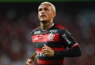 Flamengo recusa proposta do Aston Villa pelo lateral-direito Wesley
