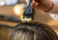 Veja 8 dicas para pintar o cabelo no Carnaval sem danificar os fios