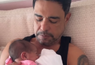 Zezé Di Camargo posa com filha e se declara: "Motivo da minha renovação"