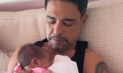 Zezé Di Camargo posa com filha e se declara: "Motivo da minha renovação"