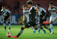 Em noite de golaços, Vasco vence Flamengo-SP e vai às quartas da Copinha