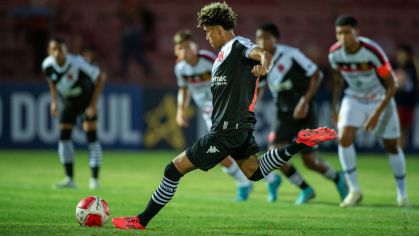 Lukas Zuccarello cobra pênalti para marcar um dos gols que fez em Vasco 5 x 3 Flamengo-SP pela Copinha