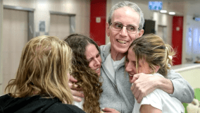Ohad Ben Ami reencontra familiares após ser libertado pelo Hamas
