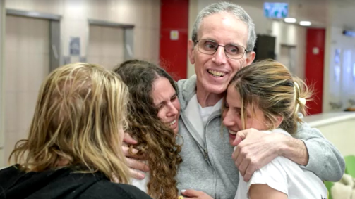 Ohad Ben Ami reencontra familiares após ser libertado pelo Hamas