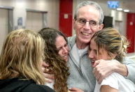 Reféns soltos pelo Hamas reencontram familiares; veja fotos