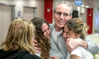 Ohad Ben Ami reencontra familiares após ser libertado pelo Hamas