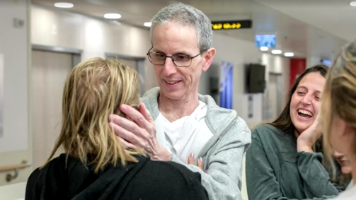 Ohad Ben Ami reencontra familiares após ser libertado pelo Hamas