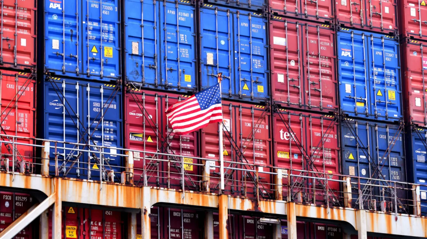 Bandeira dos EUA em um porto marítimo na cidade de Qingdao, na província de Shandong, no leste da China • Yu Fangping/Future Publishing/Getty Images