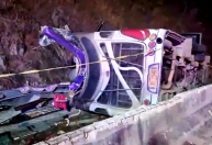 Ônibus capota e deixa pelo menos 18 mortos na Tailândia