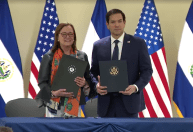 El Salvador oferece abrigo a criminosos deportados dos EUA em suas prisões