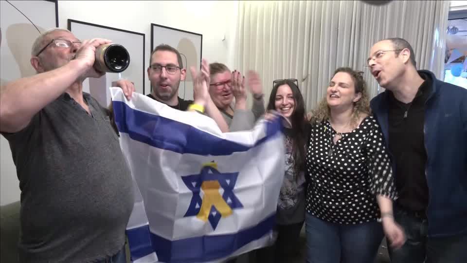MOMENT: Family of released Israeli hostage Kalderon opens Champagne upon his release