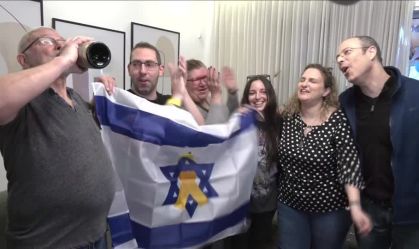 Dois reféns soltos pelo Hamas chegam a Israel