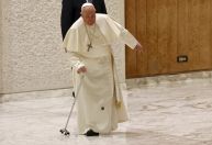 Papa Francisco tropeça após bengala quebrar durante audiência no Vaticano