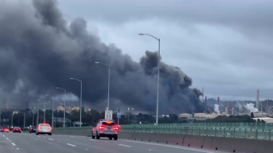 Smoke billows from Martinez refinery fire, shelter warning issued