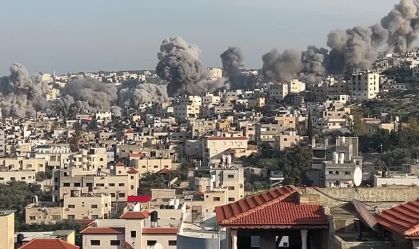 Ataques israelenses explodem prédios no campo de refugiados de Jenin