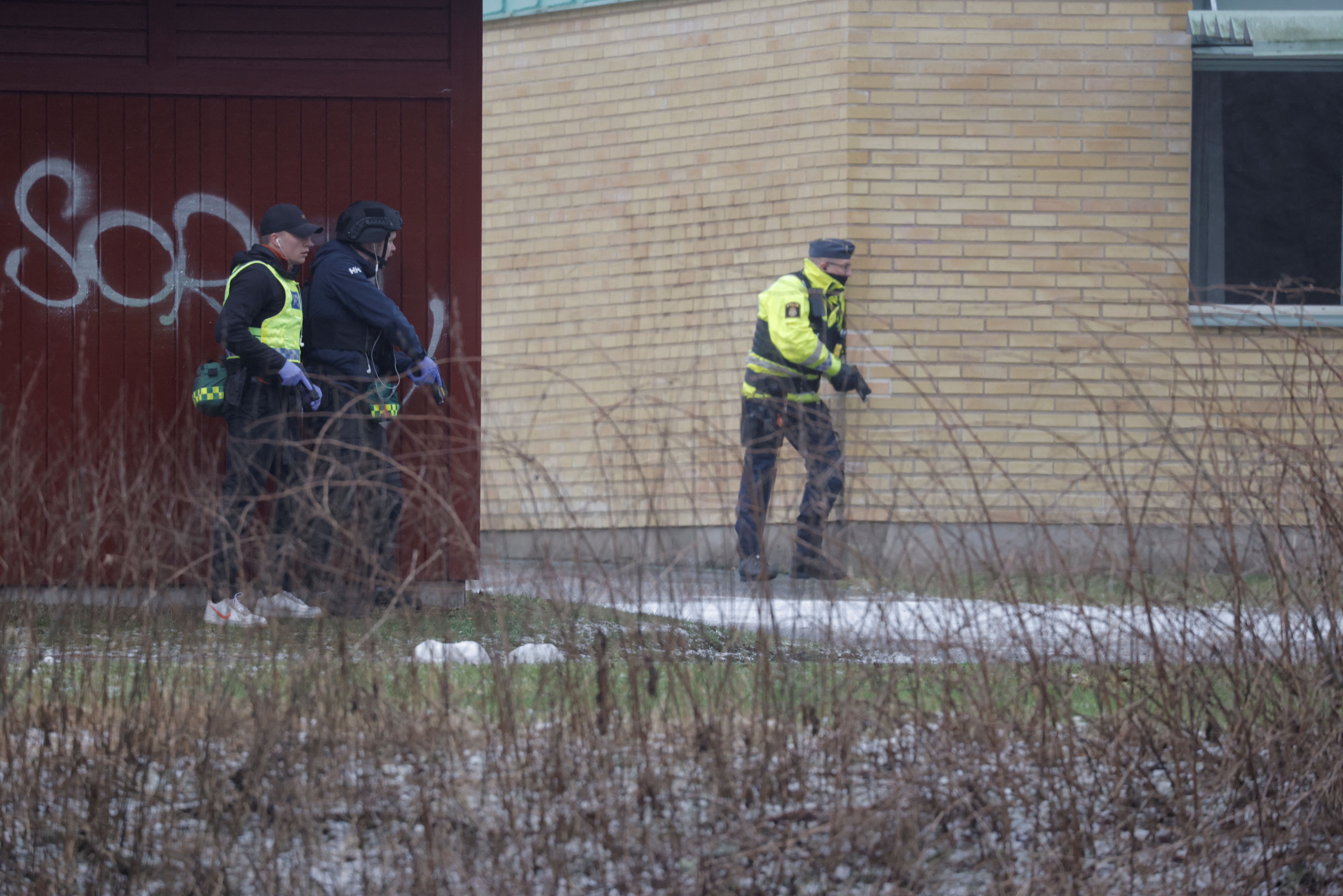 Operação policial em escola em Orebro, Suécia, após chamado de ataque a tiros em escola.