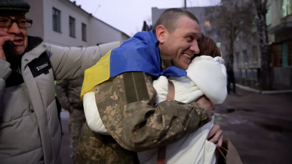 Imagem de destaque do post: Rússia e Ucrânia fazem troca de prisioneiros mediada pelos Emirados
