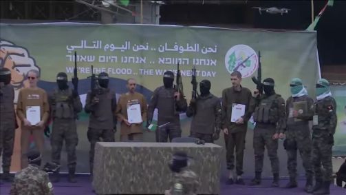 Hamas liberta os reféns Or Levy, Eli Sharabi e Ohad Ben Ami