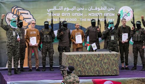 Hamas exibe reféns israelenses libertados Or Levy, Eli Sharabi e Ohad Ben Ami, em Deir Al-Balah, na Faixa de Gaza