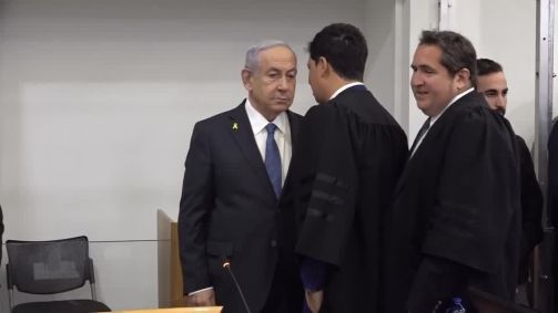 Benjamin Netanyahu chega a corte para testemunhar
