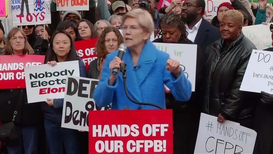 A senadora democrata Elizabeth Warren discursa em um comício para protestar contra o fechamento do Gabinete de Proteção Financeira do Consumidor (CFPB) pelo DOGE