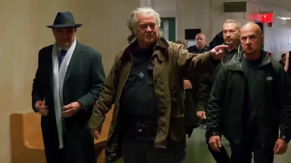 Steve Bannon chega a tribunal para audiência sobre caso de fraude em arrecadação de fundos para construção de fundos para um muro na fronteira com o México
