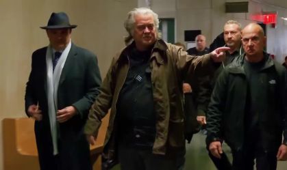 Ex-conselheiro de Trump é sentenciado por fraude em arrecadação de fundos