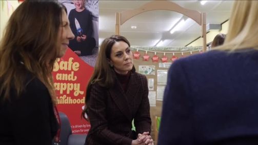 Kate Middleton visita prisão para mulheres e jovens infratoras