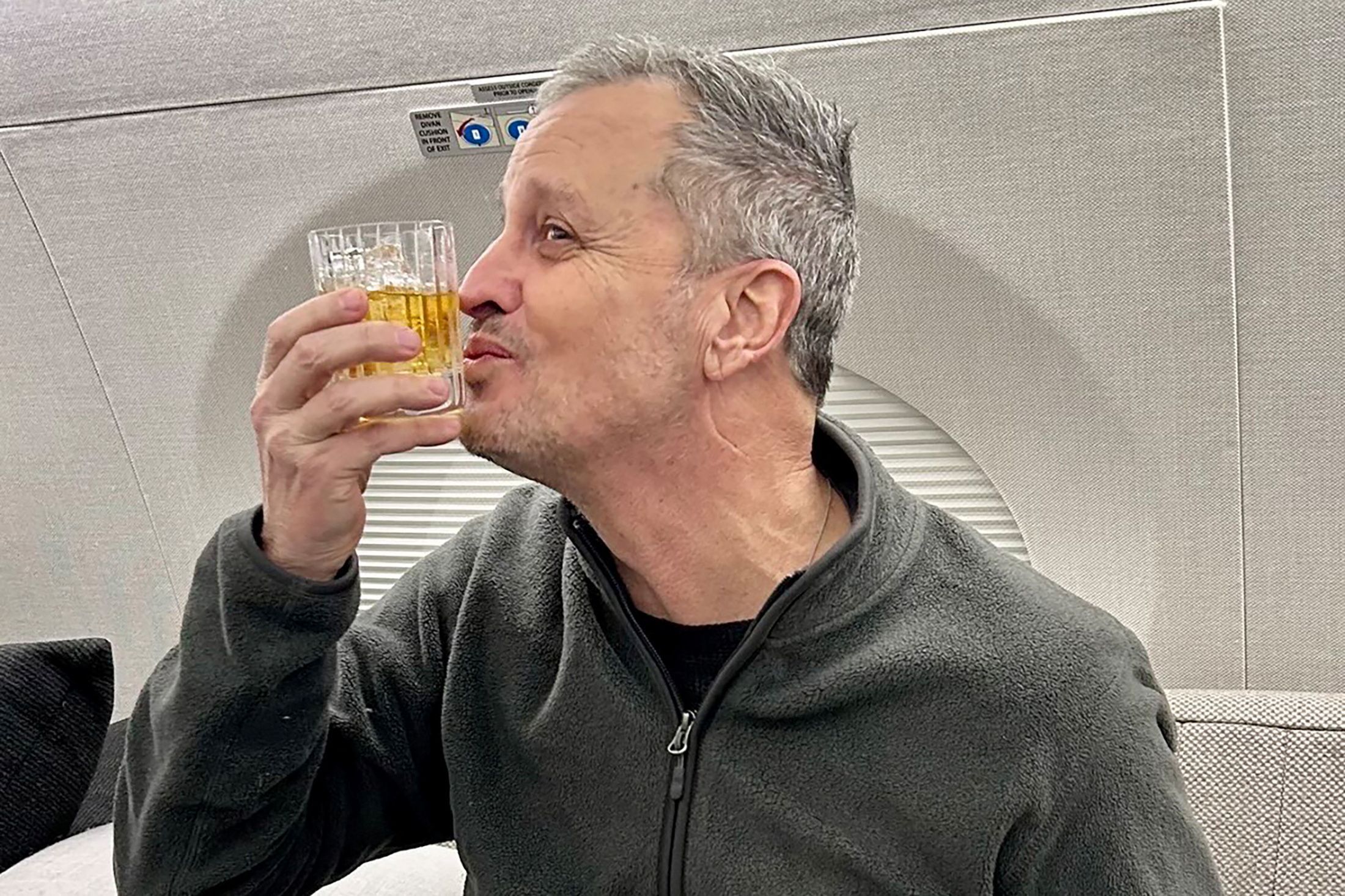Professor norte-americano Marc Fogel é visto no avião que o levava de volta para os EUA