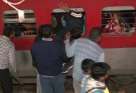 Pisoteamento em estação de trem deixa 15 mortos na Índia