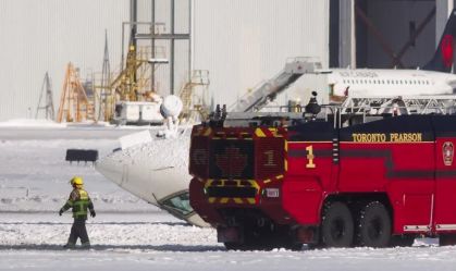 Empresa confirma que avião que capotou no Canadá transportava 80 pessoas