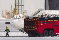 Empresa confirma que avião que capotou no Canadá transportava 80 pessoas