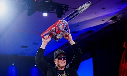 Musk ergue motosserra dada por Milei durante conferência conservadora