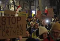 Ucranianos marcham em Varsóvia no terceiro aniversário da invasão russa