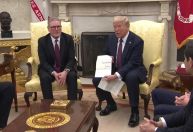 Trump recebe carta do rei Charles e aceita convite para visita de Estado