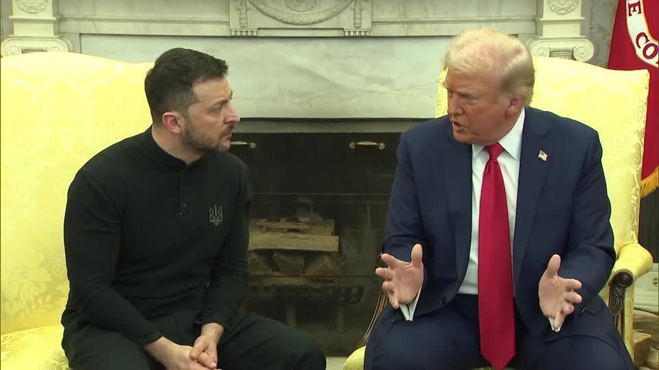 Os presidentes Volodymyr Zelensky e Donald Trump. • US NETWORK POOL