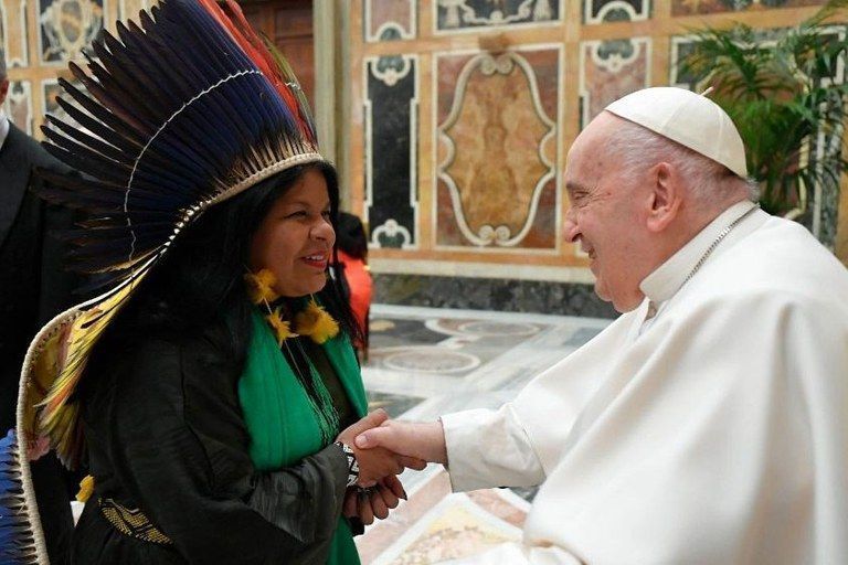 Sonia Guajajara e o papa Francisco • Divulgação/Vaticano