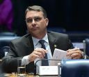 Flávio Bolsonaro rebate Rui Costa: Prefere ver o Brasil ser taxado em 200%