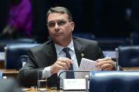 Flávio Bolsonaro rebate Rui Costa: Prefere ver o Brasil ser taxado em 200%