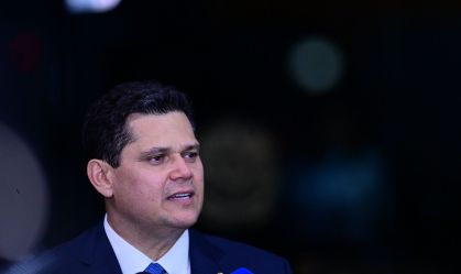 Após ausência em evento com Lula, Alcolumbre celebra isenção do IR