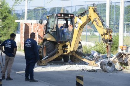 Agentes da prefeitura participaram da operação que removeu barricadas do tráfico no Rio