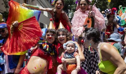 Blocos de pré-carnaval levam 300 mil foliões às ruas do Rio