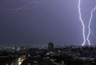 São Paulo em alerta: capital pode ter "toda chuva de abril em 48 horas"