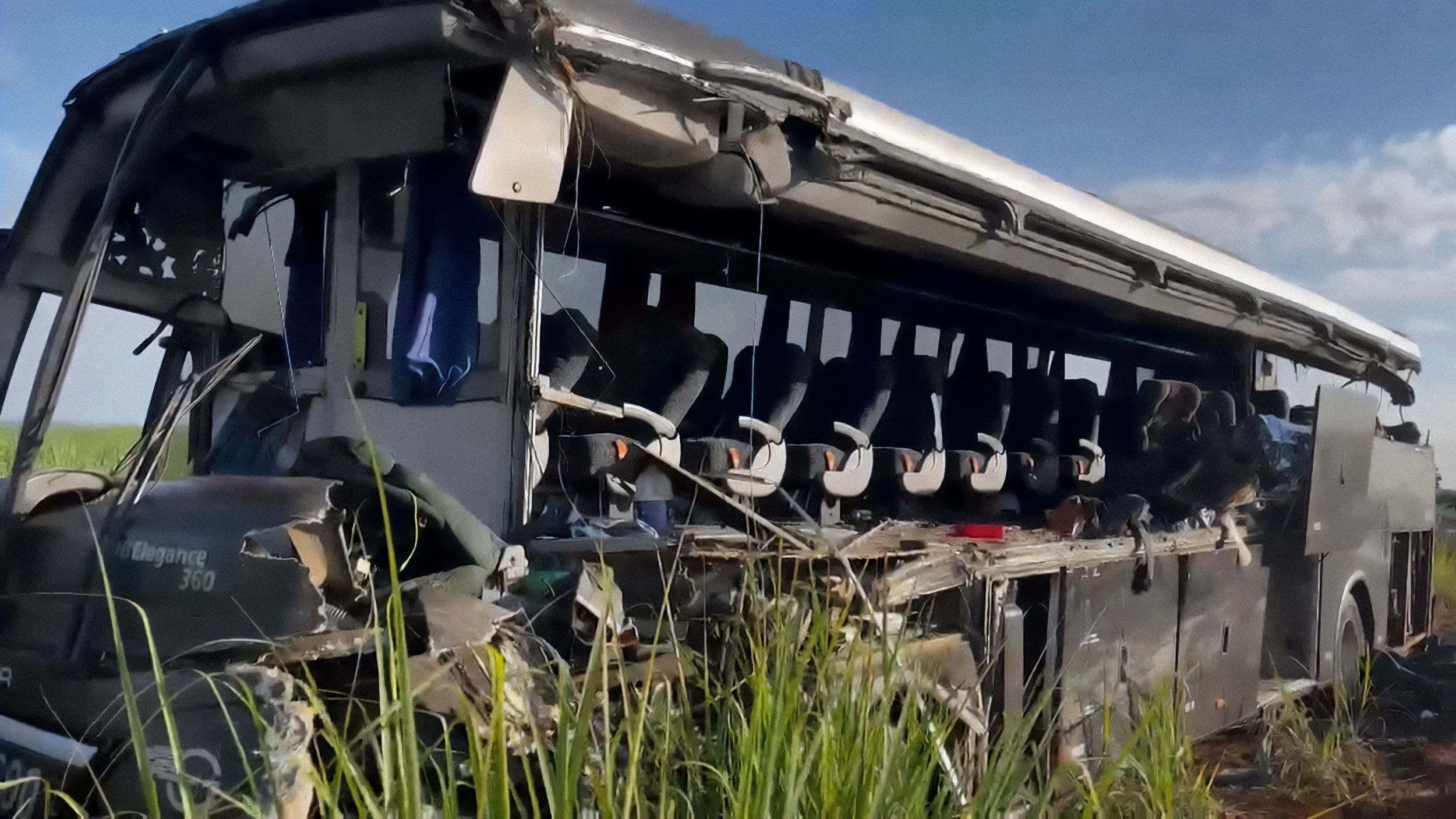 Ônibus que foi atingido por caminhão em rodovia no interior de SP