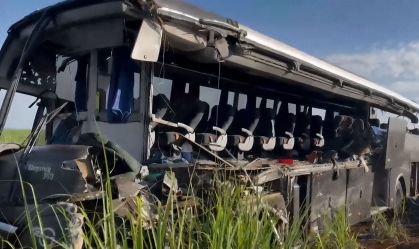 Ônibus que foi atingido por caminhão em rodovia no interior de SP