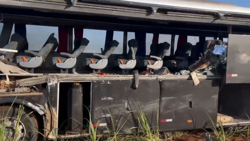 Ônibus que foi atingido por caminhão em rodovia no interior de SP