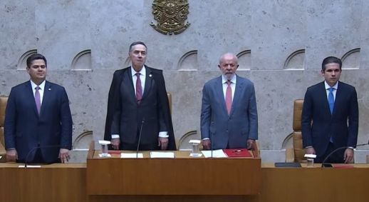 O senador Davi Alcolumbre, o ministro Luís Roberto Barroso, o presidente Lula e o deputado Hugo Motta